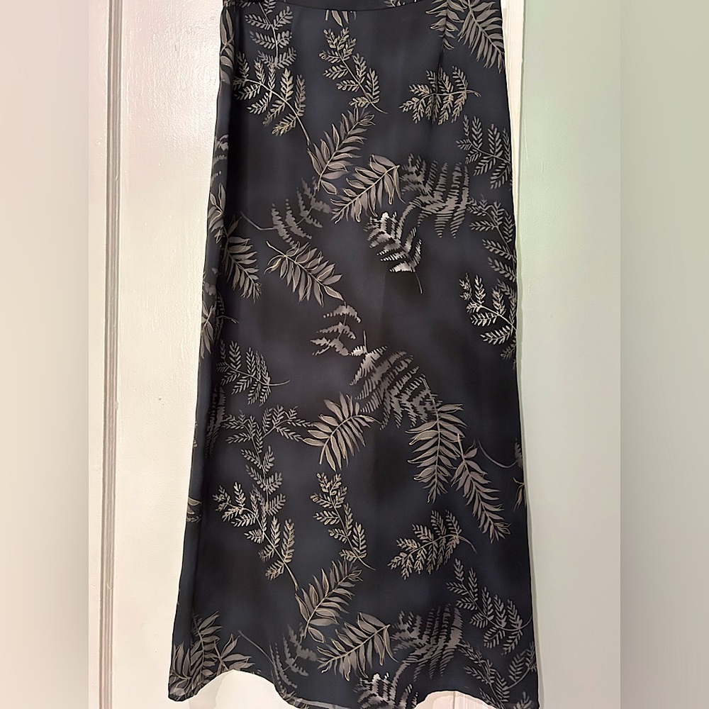 EUC vintage women’s long A line skirt Black and Gold Leaf Print Fabric size 10